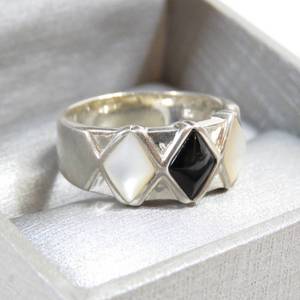 lot 121 image: 925 Patterned White and Black Ring