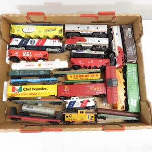 lot 150 image: Grouping of HO Scale Model Train Cars, Locomotives & More