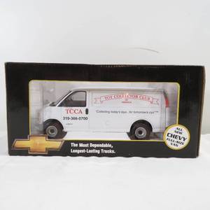 lot 162 image: Chevy Toy Collectors Club White Diecast 1996 Full-Size Van TCCA