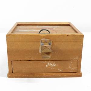 lot 207 image: Vintage Mid Century Roll Top Mechanical Cigarette Dispenser Box