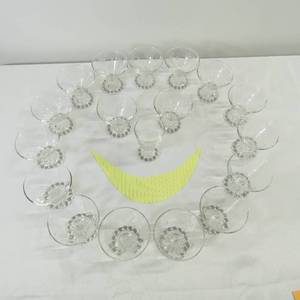 lot 210 image: Anchor Hocking Lot of 18 Boopie Glasses - Etched Glass