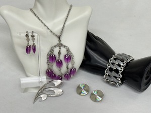 lot 85 image: Vintage Sarah Coventry Necklace & Earrings Set, Vintage Trifari Brooch and Vintage Claudette Bracelet