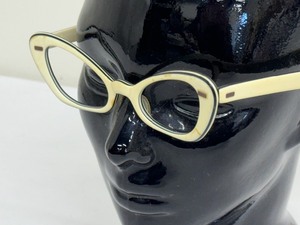 lot 106 image: Retro Cat Eye Style Eyeglass Frames