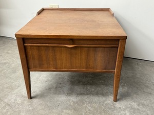 lot 8 image: Vintage Mid Century Modern Walnut Accent Table