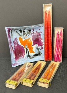 lot 43 image: Vintage Art Glass Plate with Unique Vintage Retro Candles