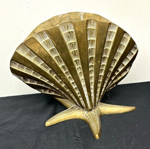 lot 34 image: Beautiful Mid Century Brass Clam Shell Literature Stand