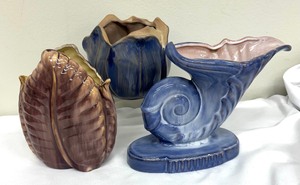 lot 76 image: Three Vintage Stangl Pottery Terra Rose Vases including Vintage Stangl Pottery Brown Leaf Vase