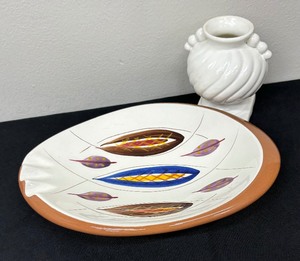 lot 98 image: Vintage Stangl Pottery Fantasy Ashtray and Vintage Pottery Vase