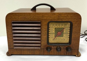 lot 31 image: Vintage Philco Radio