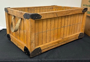 lot 21 image: Vintage Tescom Wooden Crate