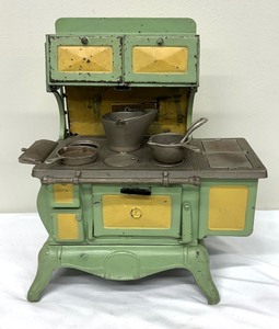 lot 23 image: Vintage Admiral Toy Cast Iron Stove