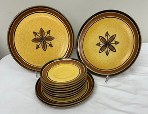 lot 100 image: Vintage Stangle Pottery Antiqua Plates