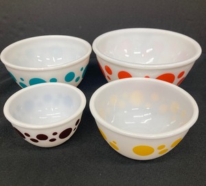 lot 158 image: Vintage Hazel Atlas Polka Dot Nesting Bowl Set