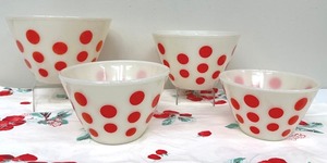 lot 168 image: Vintage Fire King Polka Dot Mixing Nesting Mixing Bowl Set and Vintage Kitchen Towel