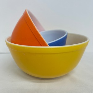 lot 159 image: Vintage PYREX Reverse Primary Colors Nesting Bowls - Set of Three