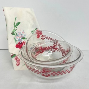 lot 177 image: Vintage Pyrex Cherry and Checkered Patterned Nesting Bowls - Set of Three and Tea Towel