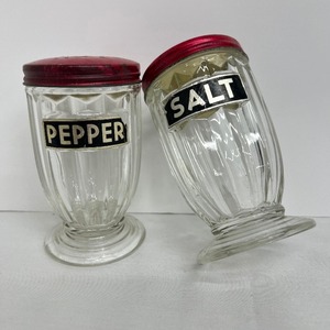 lot 167 image: Vintage Jeanette Ribbed Glass Salt and Pepper Shaker Set