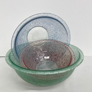 lot 172 image: Pyrex Speckled Glass Mixing Bowls - Set of Three