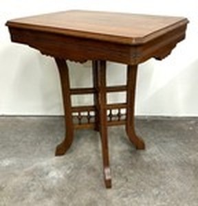 lot 4 image: Antique Eastlake Victorian Parlor Table
