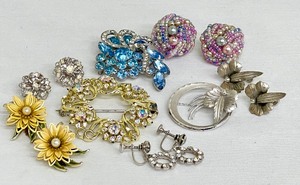 lot 61 image: Vintage Costume Jewelry Earrings and Brooches