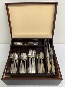 lot 1 image: Stunning Vintage Kirk & Son Old Maryland Engraved Sterling Silver Flatware