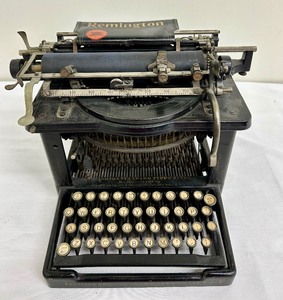 lot 33 image: Vintage Remington Typewriter