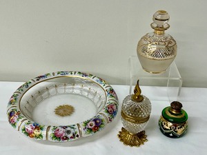 lot 108 image: Stunning Collection of Vintage Glass Collectables