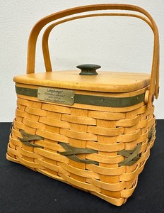 lot 51 image: Longaberger Christmas Collection 2000 Edition Deck the Halls Basket