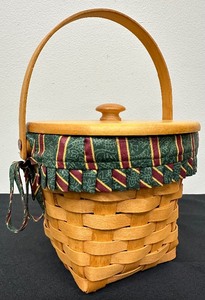lot 123 image: Longaberger Basket with Christmas Liner - 1996