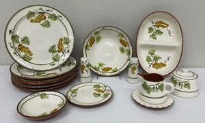 lot 25 image: Vintage Stangl Pottery Golden Grape Dishware