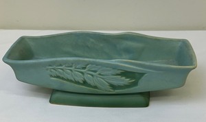 lot 133 image: Vintage Roseville Pottery Oak Leaf Console Bowl