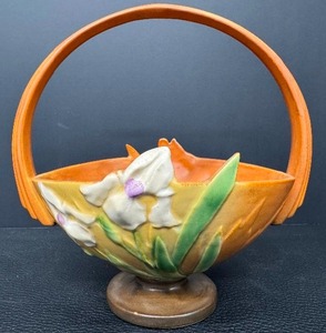 lot 141 image: Vintage Roseville Pottery Iris Basket Coral Pink Bowl with Handle