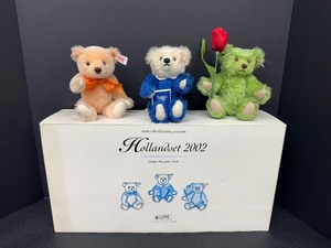 lot 144 image: Rare Steiff Hollandset 2002 Set of Three Teddy Bears - #00773 of 1,500