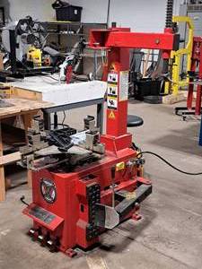 lot 3 image: Weaver Equipment Semi-Automatic Tire Changer W-M807X