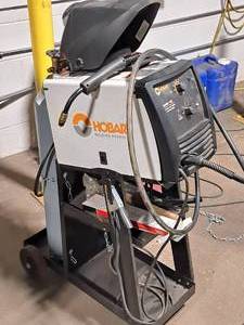 lot 8 image: Hobart Welding Products Handler 140 Welder