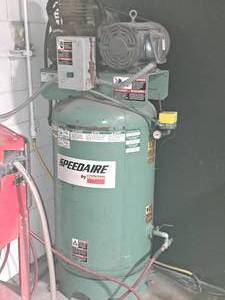 lot 28 image: Dayton Speedaire 3-Phase Air Compressor 1WD61