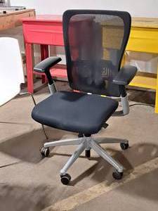 lot 101 image: Rolling Office Chair