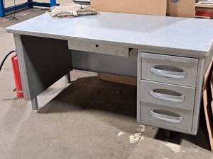 lot 133 image: Metal Office Desk 4-drawer