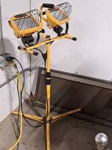 lot 153 image: Dual Head Shop Work Light with Tripod Stand