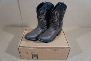 lot 133 image: Smoky Mountain Boots -Childs Size 13.5