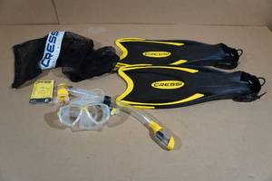 lot 139 image: Cressi Adult Palau Fin Snorkel Set -Fin Size ML