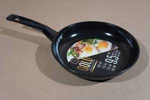 lot 175 image: Gold Select 9.5 Non-Stick Fry Pan