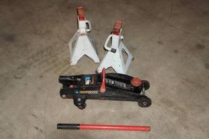 lot 230 image: 2 Jack Stands with Jack