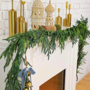 lot 4 image: 4-Piece Christmas Garland Totalling 9