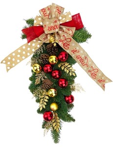 lot 7 image: Craftatin 3-Piece 22 Christmas Hanging Dcor