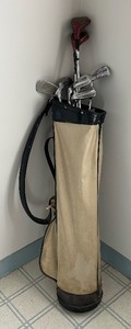 lot 28 image: Great Golf Bag with Wilson Golf Clubs