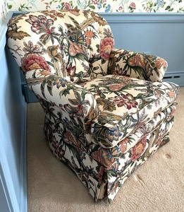 lot 32 image: Charming Daytons Hudsons Marshall Fields Custom Upholstered Vintage Accent Chair