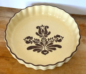 lot 84 image: Pfaltzgraff Village 9 Quiche Dish