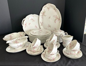 lot 91 image: Haviland Limoges of France China Grouping