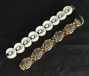 lot 99 image: Two Pretty Costume Jewelry Bracelets